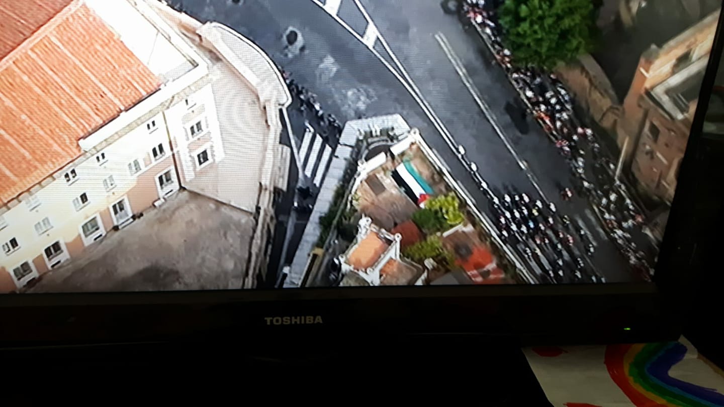 Rom, bandiera palestinese sul terrazzo durante il Giro d'Italia